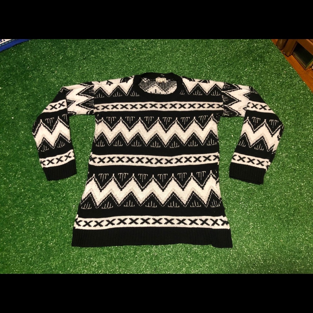 Kirra - (Sm.) Knitted Sweatshirt - B&W Pattern
